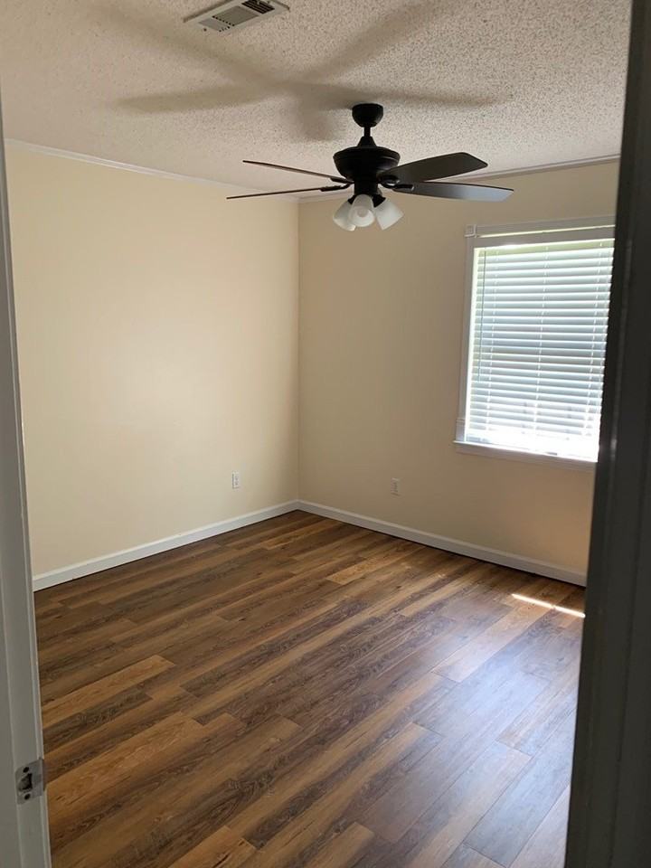 2310 Creekwood Dr - Photo 4 of 9