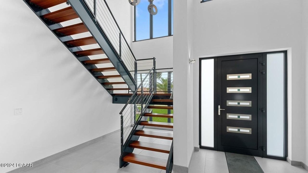 3001 John Anderson Dr - Photo 4 of 30