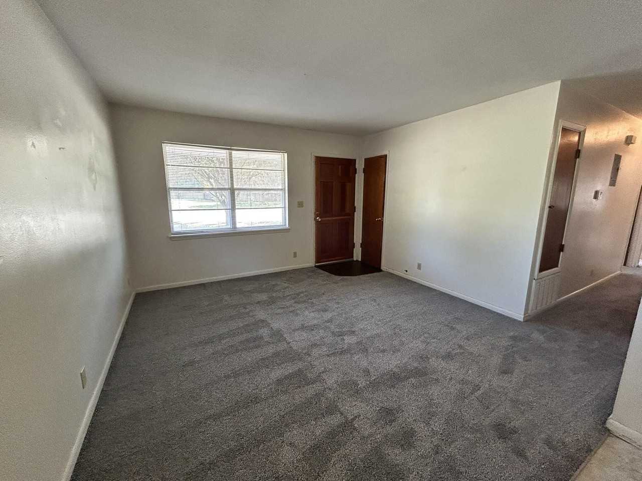 205 Powell Dr - Photo 3 of 12