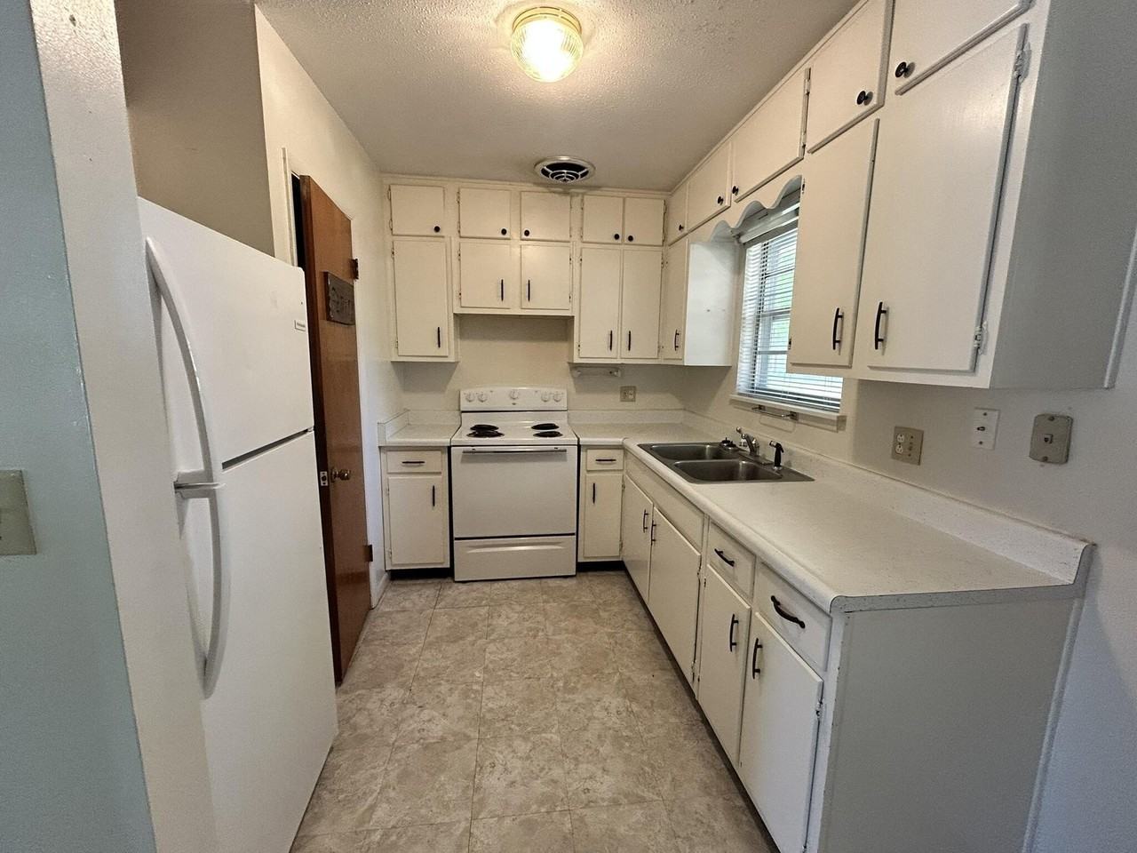 205 Powell Dr - Photo 4 of 12