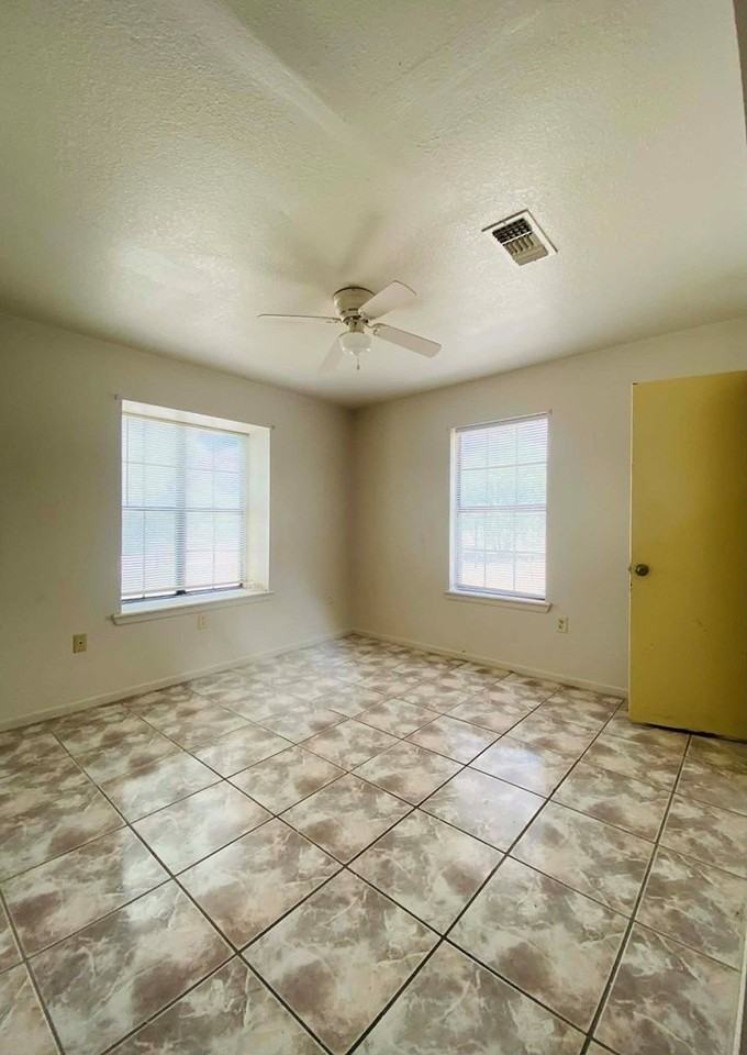 1440 Fallow Ln - Photo 4 of 16