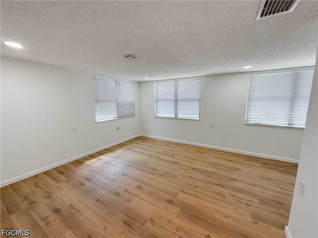 202 2nd St #L - Photo 2 of 15