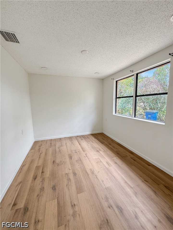 202 2nd St #L - Photo 6 of 15