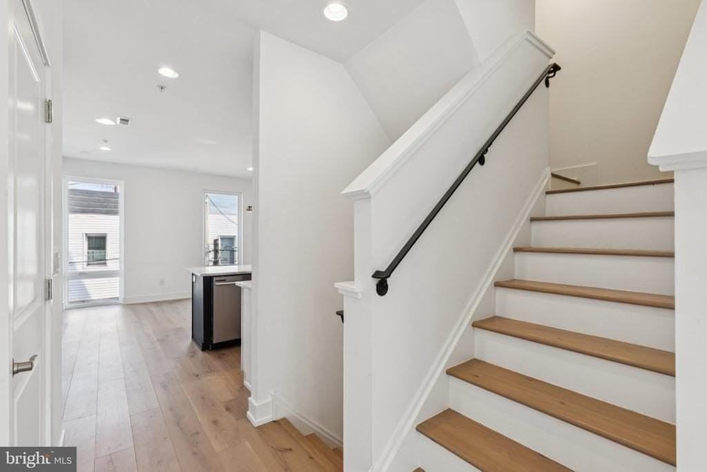 2820 Livingston St - Photo 4 of 28