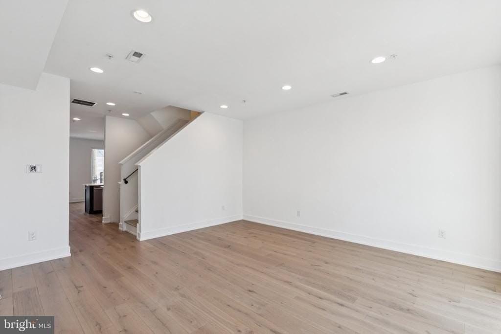 2820 Livingston St - Photo 5 of 28