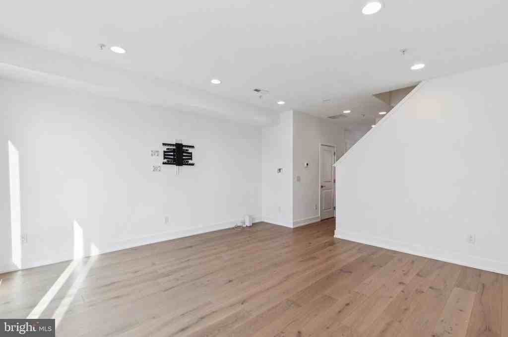 2820 Livingston St - Photo 6 of 28