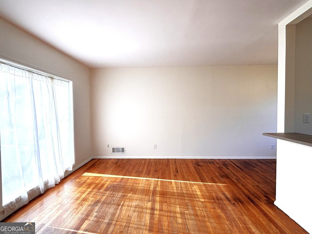 5009 Crowe Dr Se - Photo 3 of 12