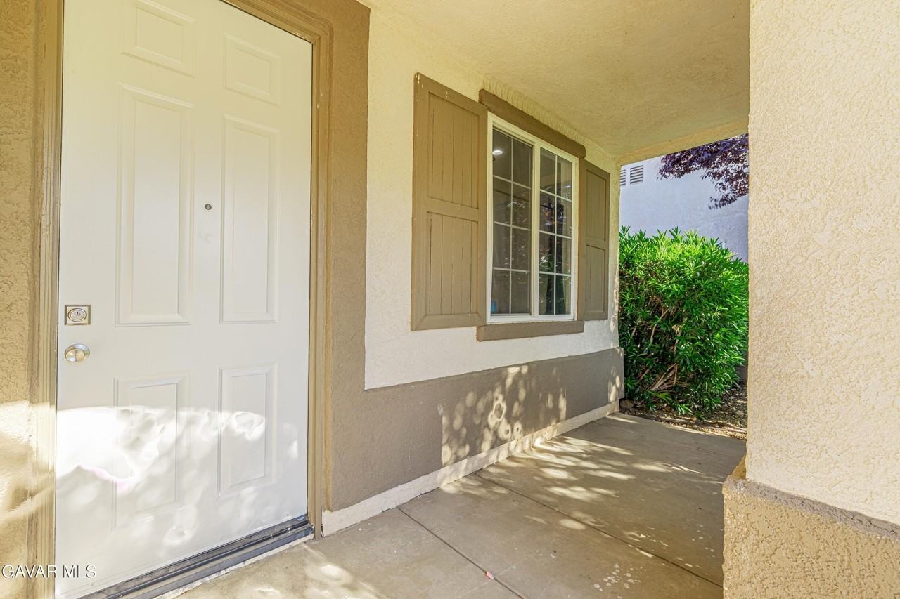 45858 Coventry Ct - Photo 3 of 25