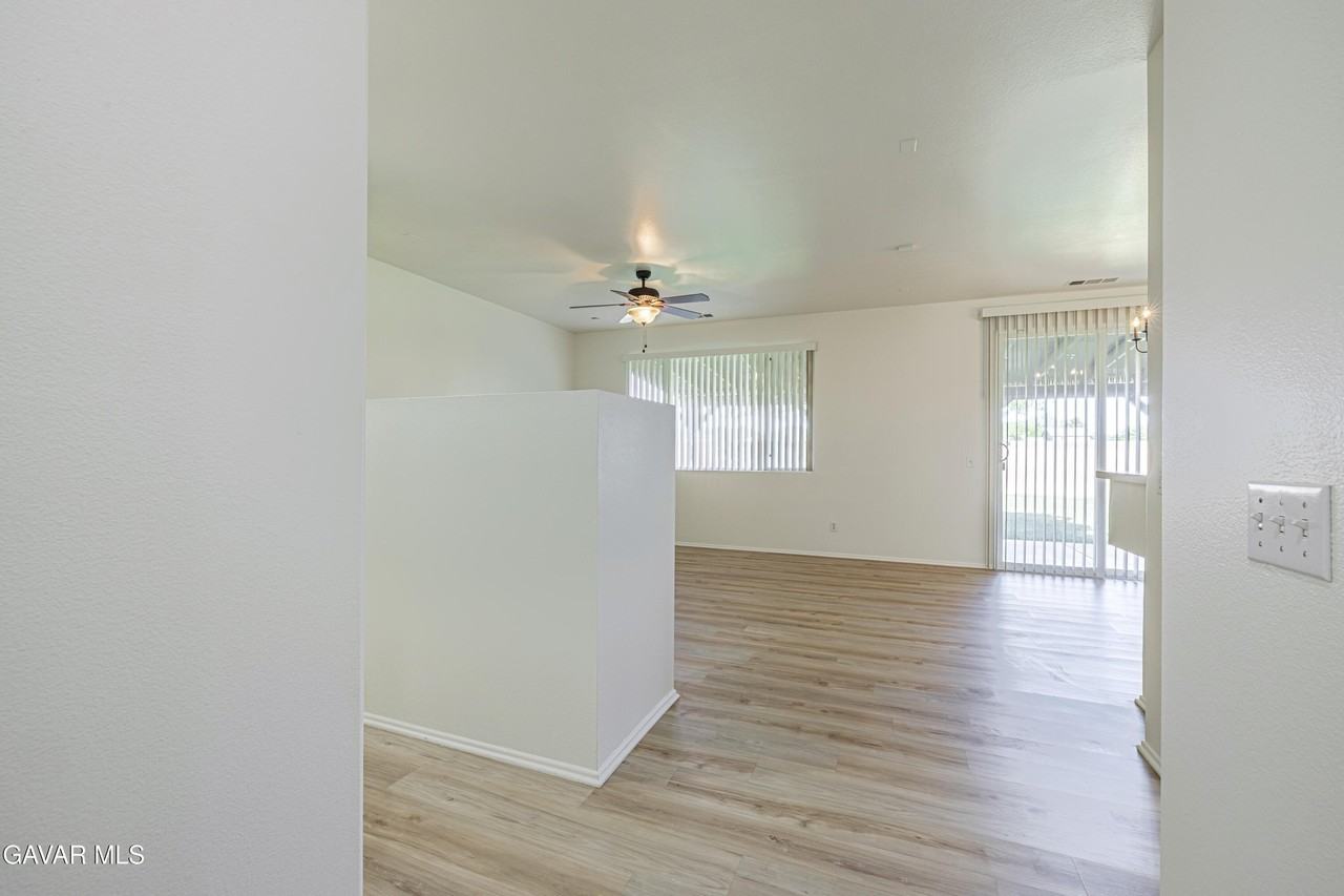 45858 Coventry Ct - Photo 4 of 25