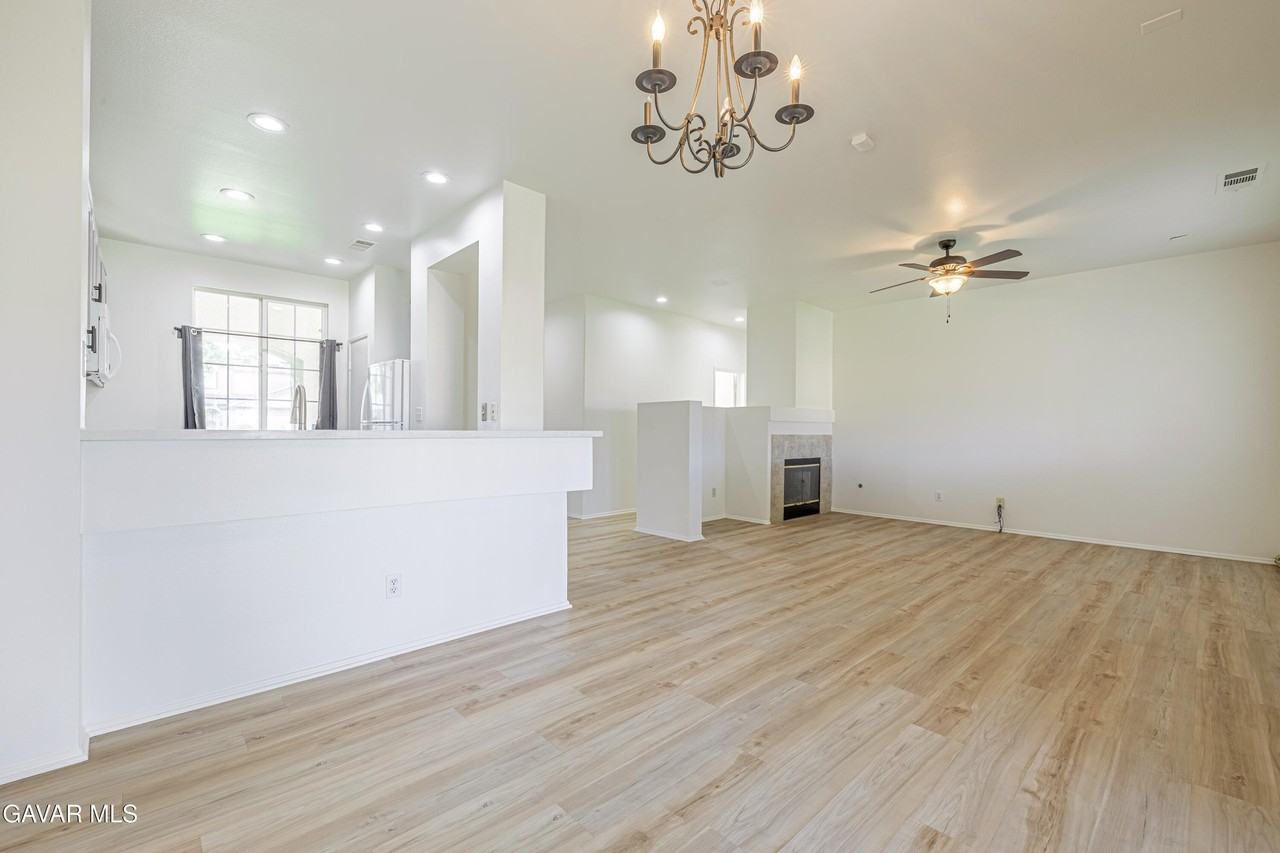 45858 Coventry Ct - Photo 5 of 25