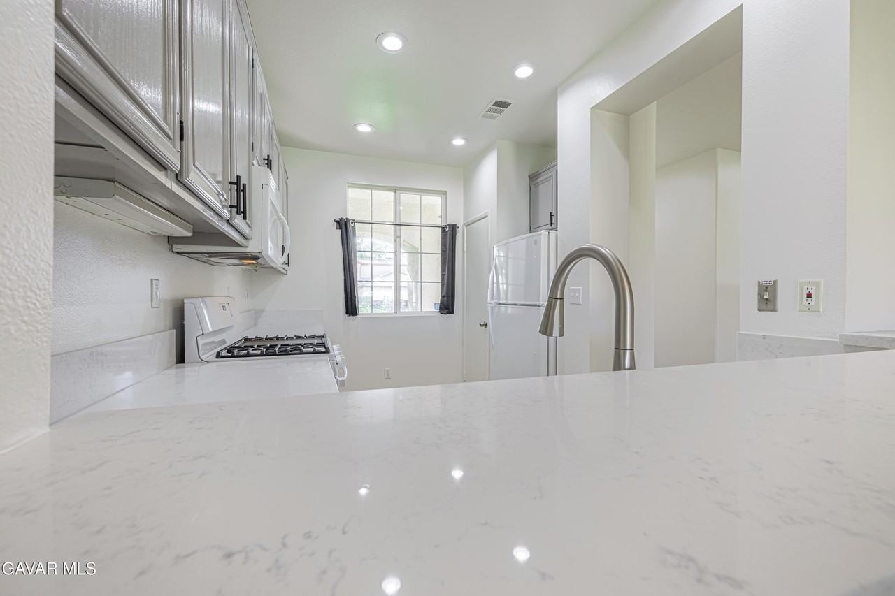 45858 Coventry Ct - Photo 6 of 25