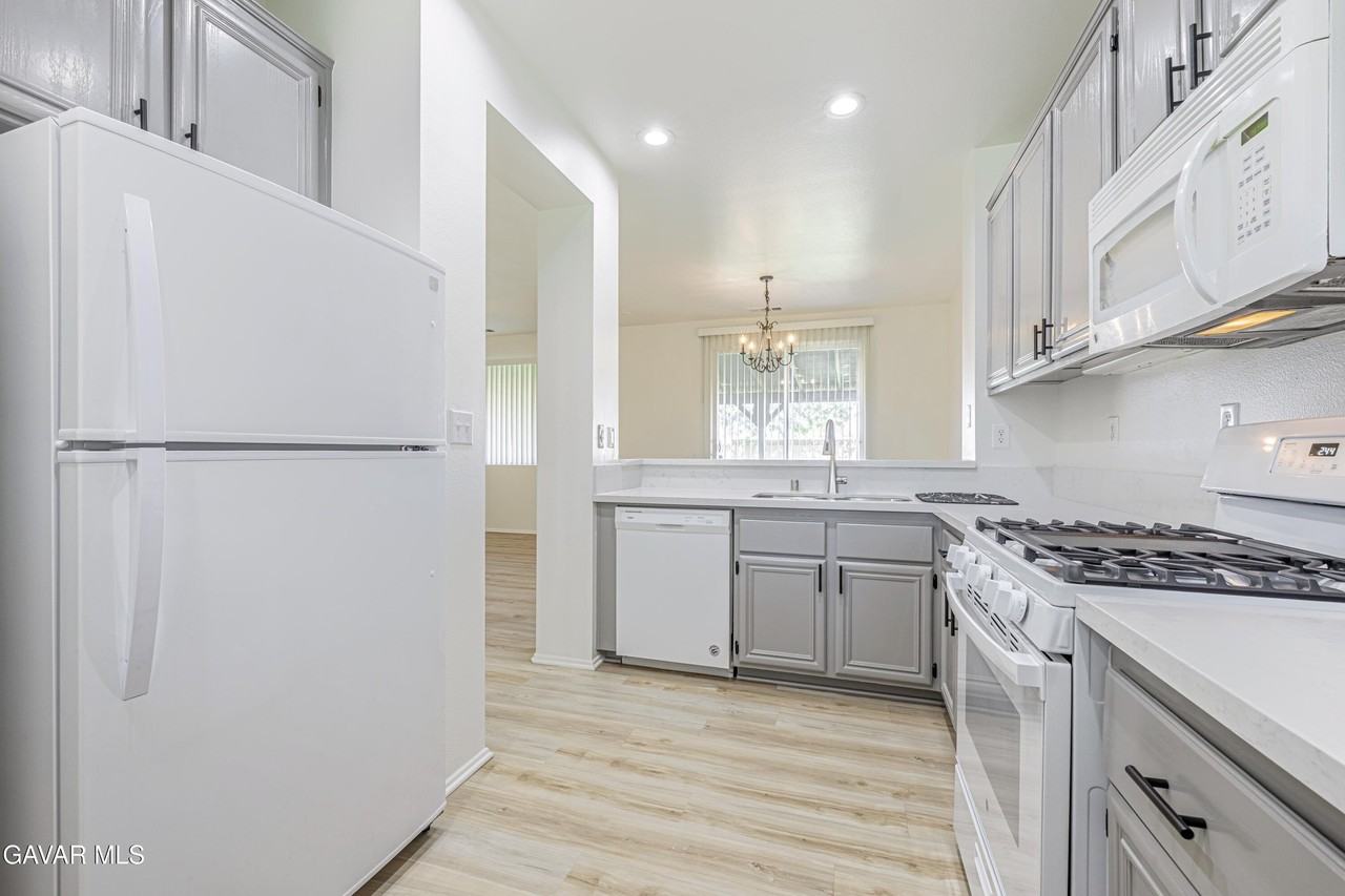 45858 Coventry Ct - Photo 7 of 25