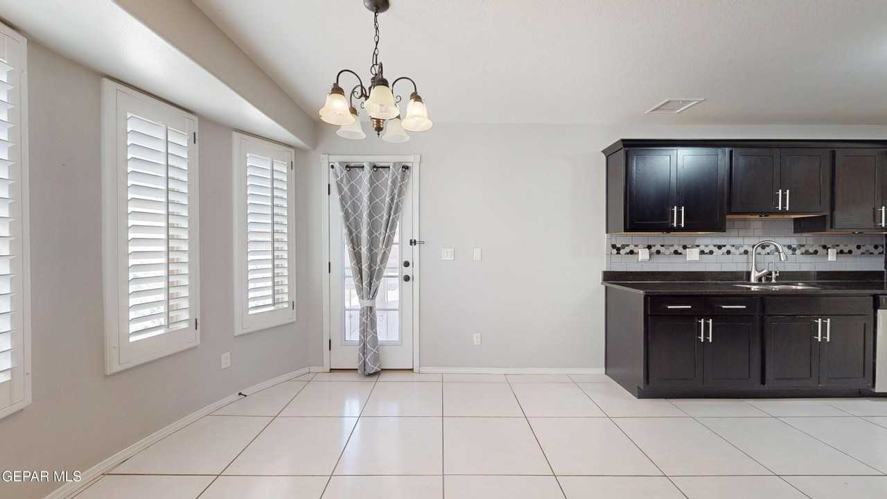 13648 Samlesbury Ave - Photo 6 of 41