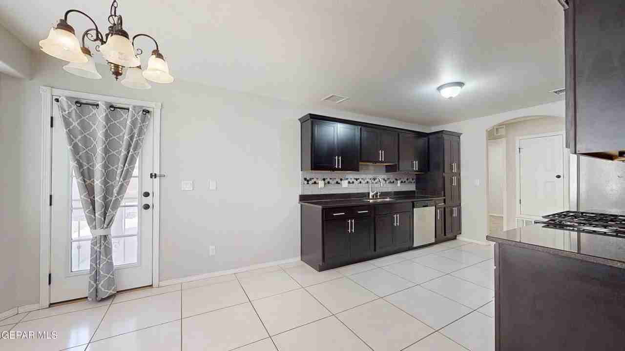 13648 Samlesbury Ave - Photo 7 of 41