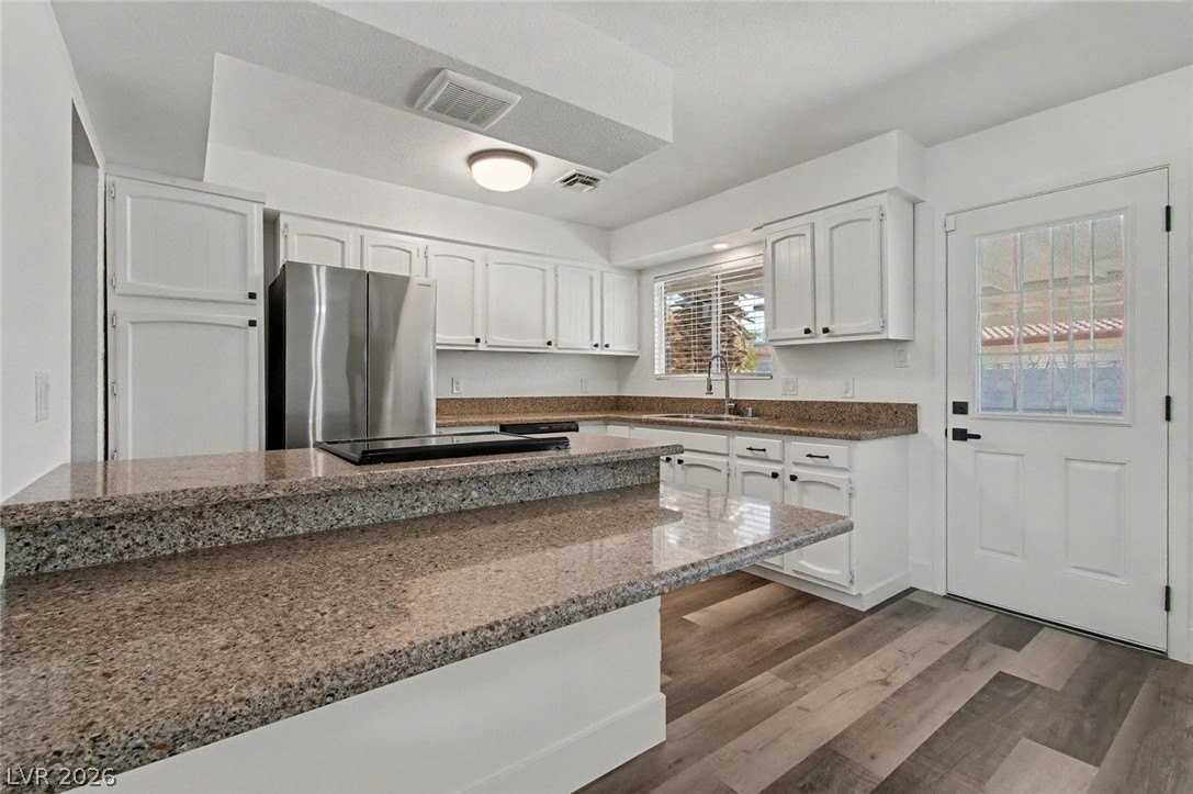 1319 Lindell Rd - Photo 5 of 13
