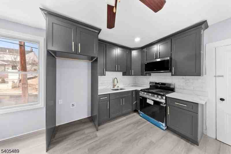 437 Morrissee Ave - Photo 3 of 24