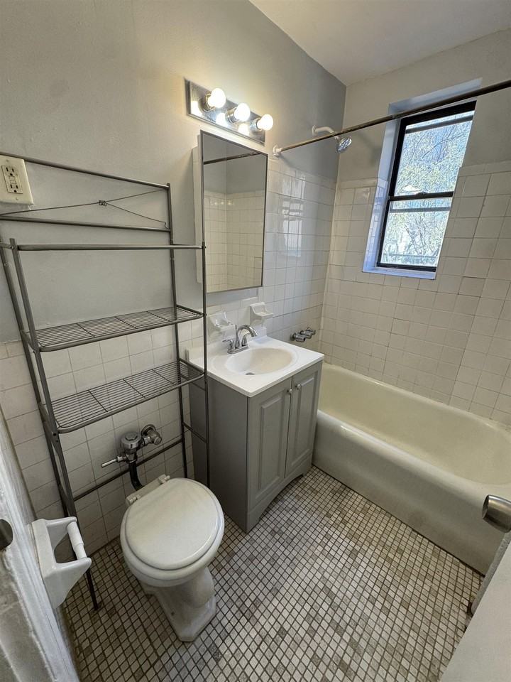 821 Bergen Ave #B5 - Photo 7 of 13