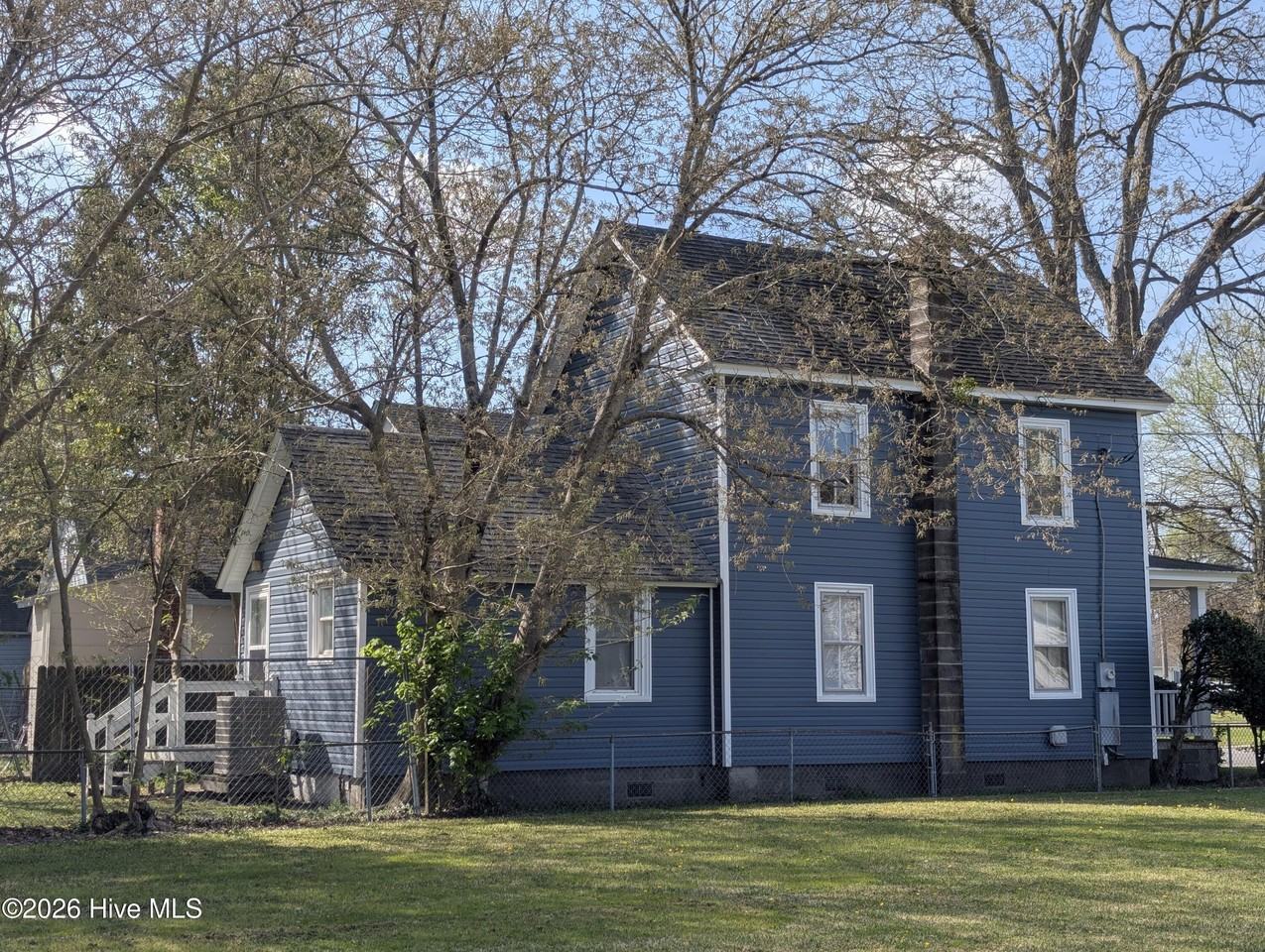 710 Beech St - Photo 3 of 17