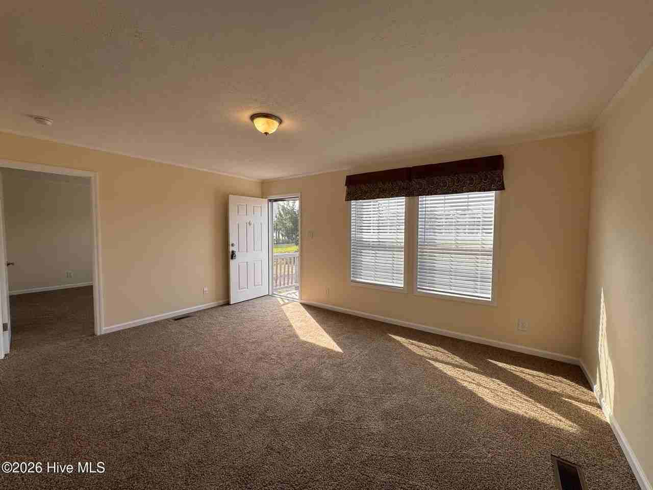 110 Palmetto Dr - Photo 2 of 17