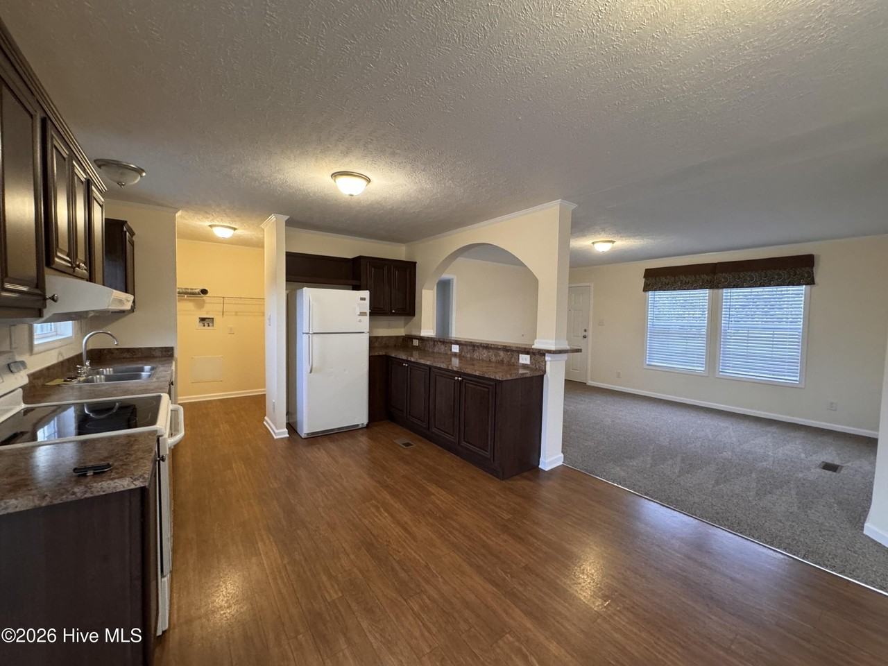 110 Palmetto Dr - Photo 4 of 17