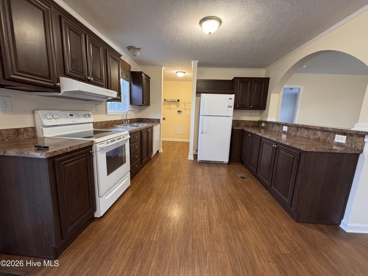 110 Palmetto Dr - Photo 5 of 17