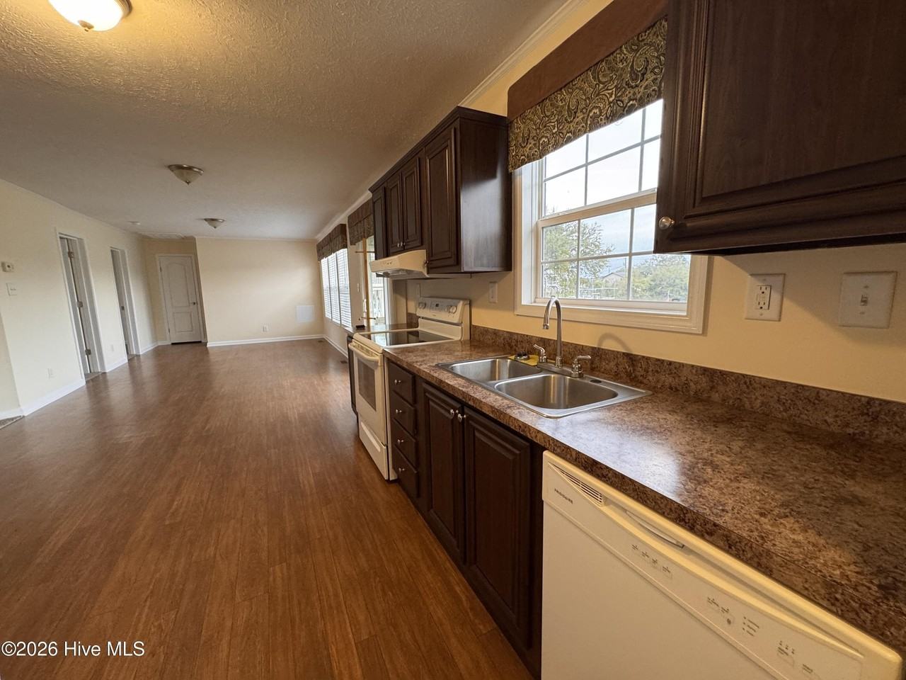 110 Palmetto Dr - Photo 6 of 17