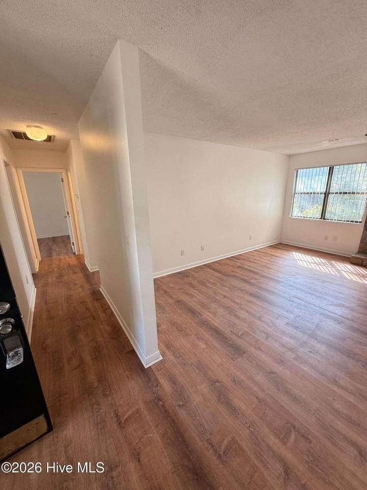 925 Hunting Ridge Rd - Photo 4 of 27