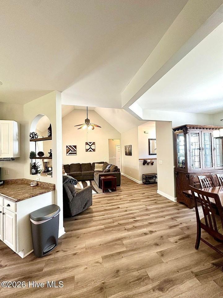 425 N Belvedere Dr - Photo 7 of 33