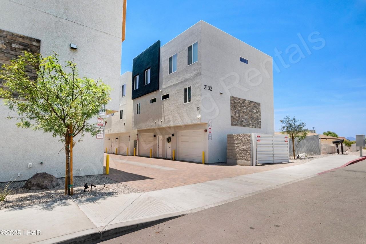 2132 Moyo Dr Unit 2b - Photo 2 of 18