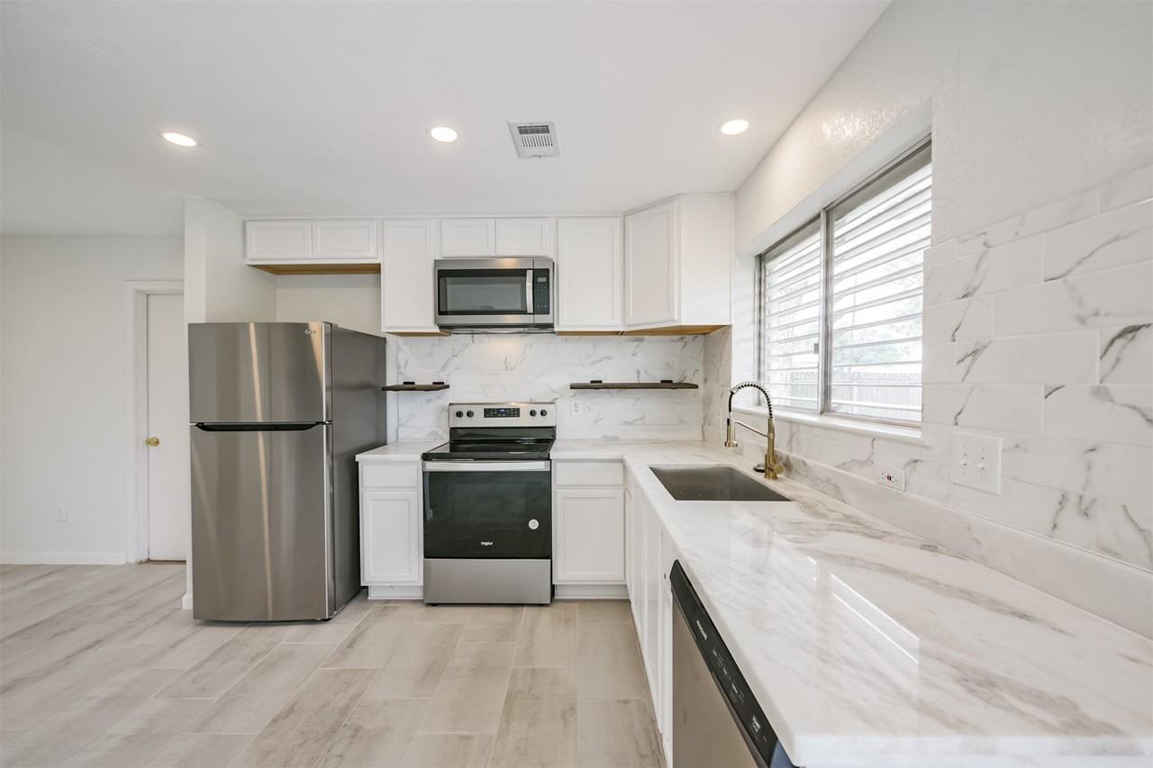 2114 Shasta St - Photo 4 of 35