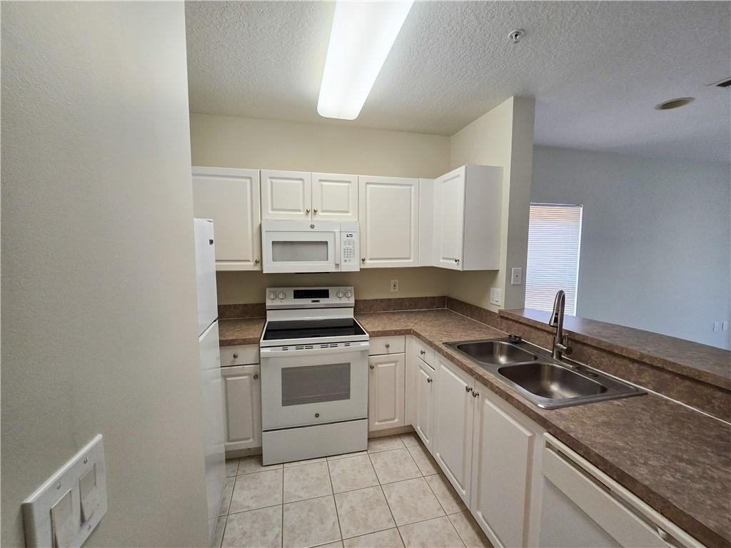 5035 Fairways Cir - Photo 4 of 20