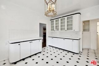 110 N Flores St - Photo 2 of 8