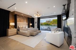 806 N Gardner St - Photo 7 of 8