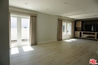 221 N Bowling Green Way - Photo 2 of 8