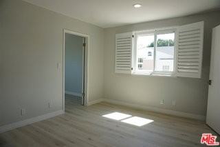 221 N Bowling Green Way - Photo 4 of 8