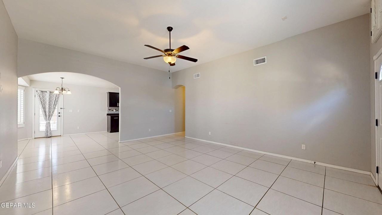 13648 Samlesbury Ave - Photo 3 of 40