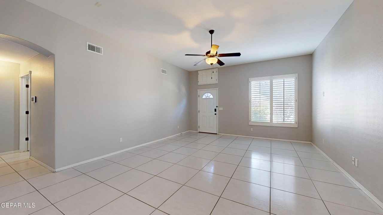 13648 Samlesbury Ave - Photo 4 of 40