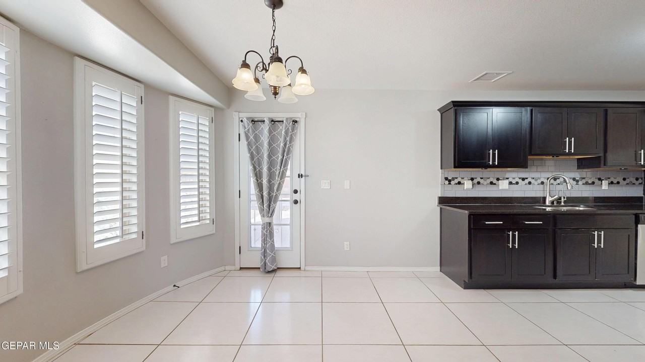 13648 Samlesbury Ave - Photo 6 of 40