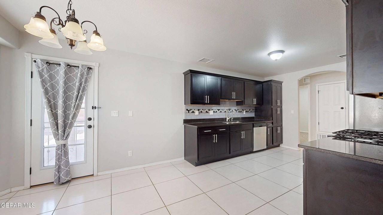 13648 Samlesbury Ave - Photo 7 of 40