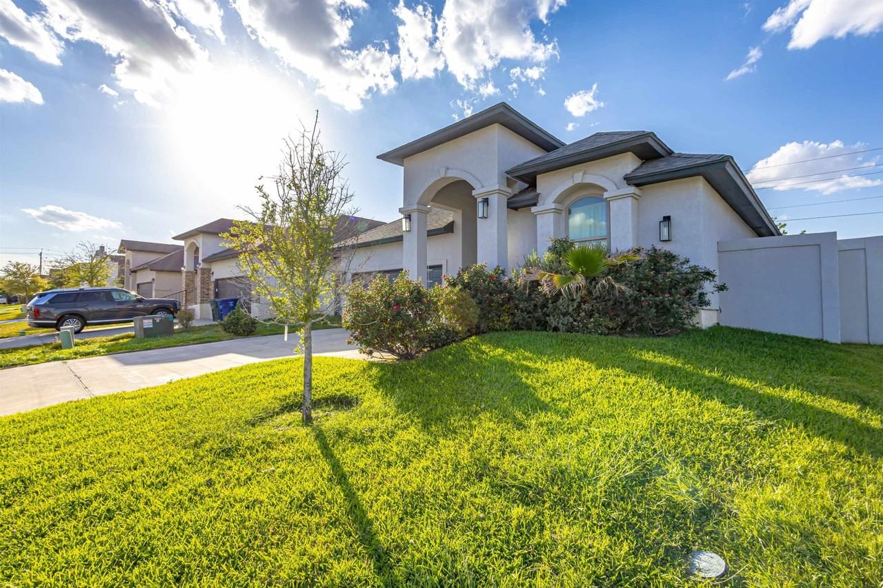 514 Prado Dr - Photo 2 of 32