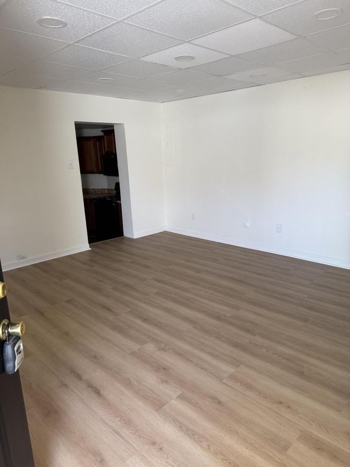 620 Locust St - Photo 4 of 8