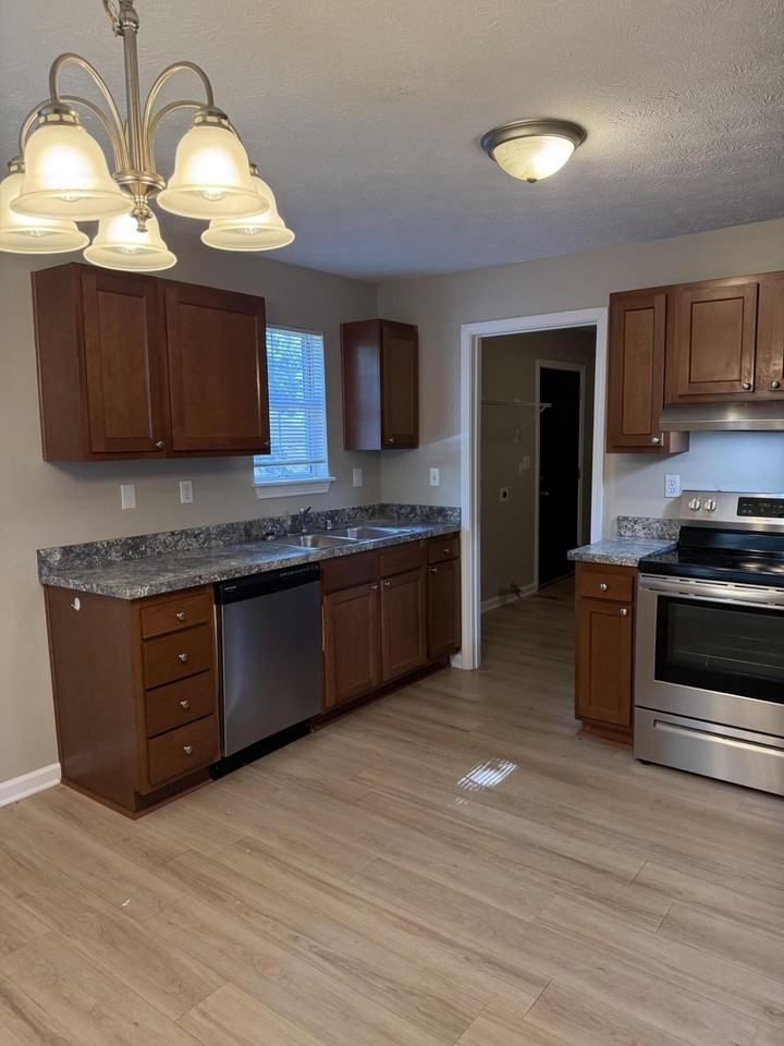 297 Young St - Photo 3 of 8