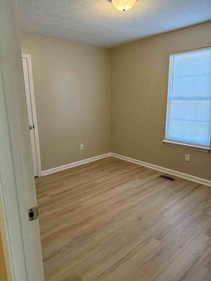 297 Young St - Photo 4 of 8