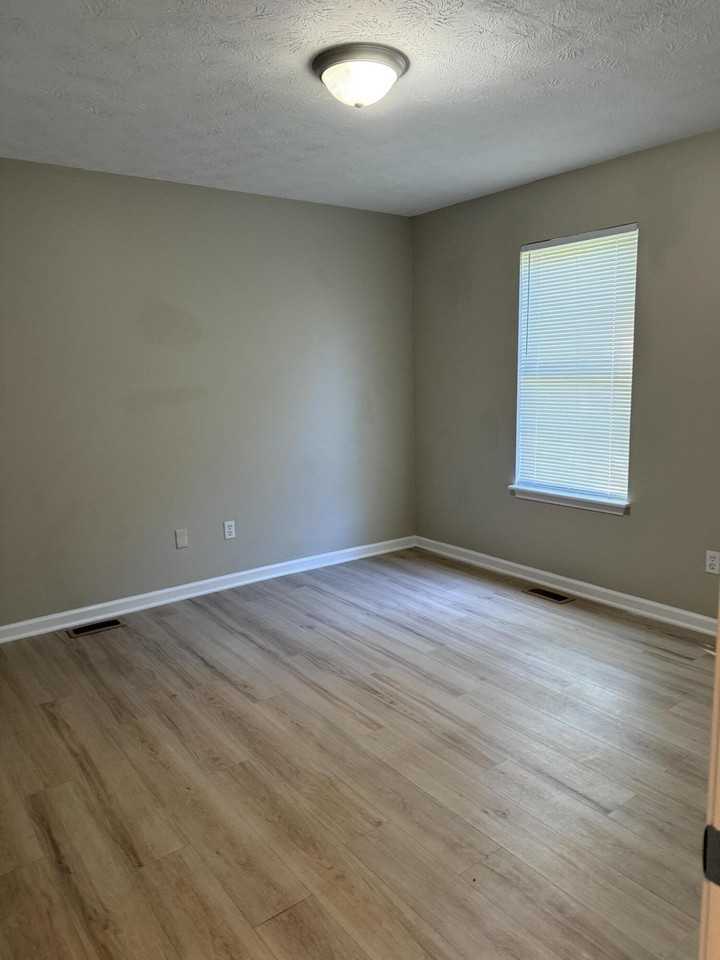 297 Young St - Photo 6 of 8