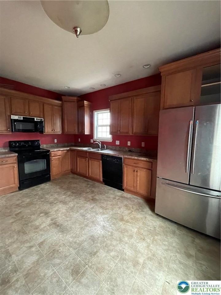 351 Hawthorne Ln - Photo 4 of 6