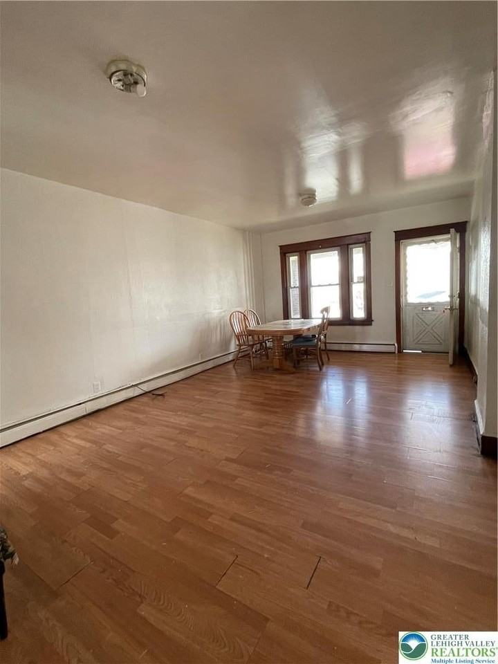 936 1/2 N 6th St - Photo 2 of 9