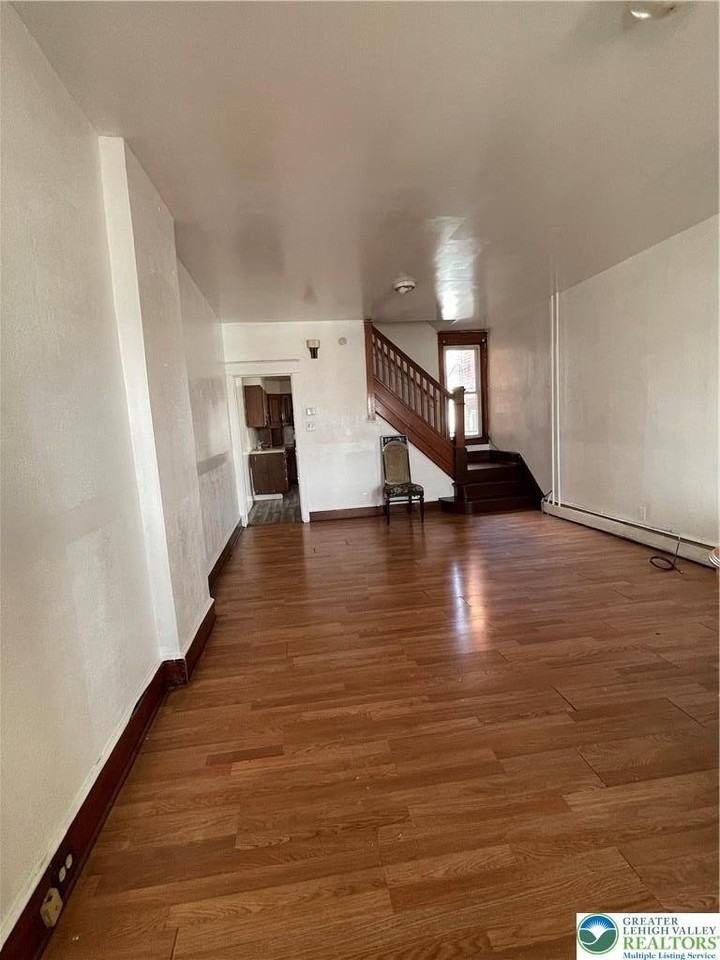 936 1/2 N 6th St - Photo 3 of 9