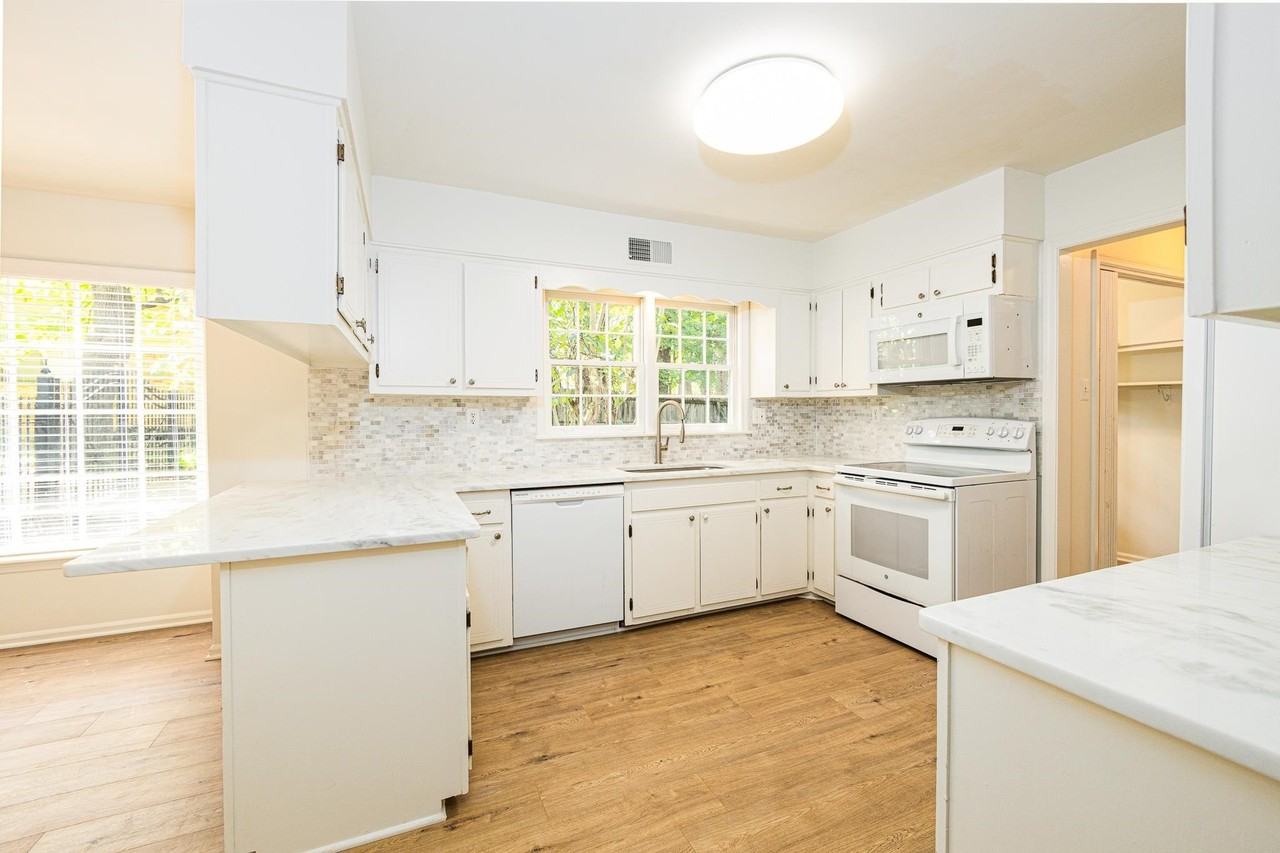 7670 Mchenry Cir S - Photo 3 of 14