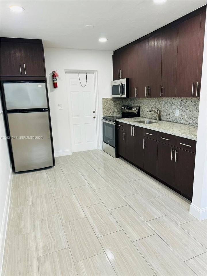 631 Nw 11th Ave #A - Photo 4 of 25