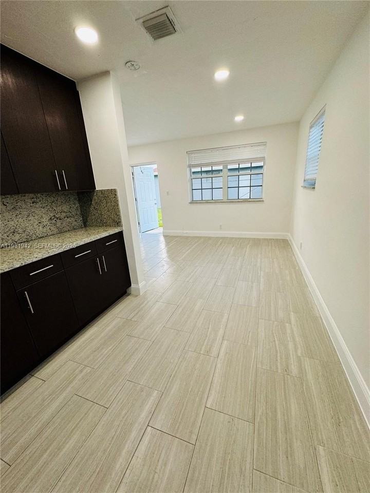 631 Nw 11th Ave #A - Photo 5 of 25